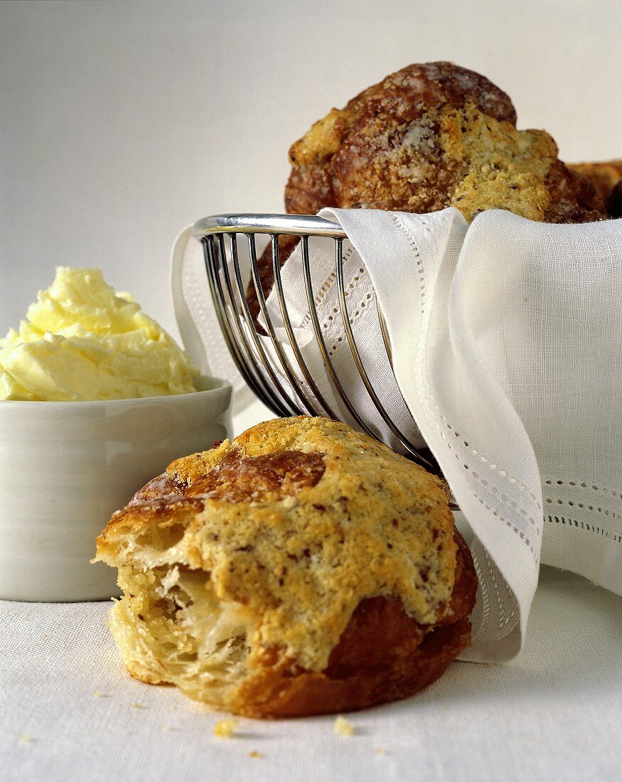 Muffins in einem Drahtkorb & Schälchen mit Butter