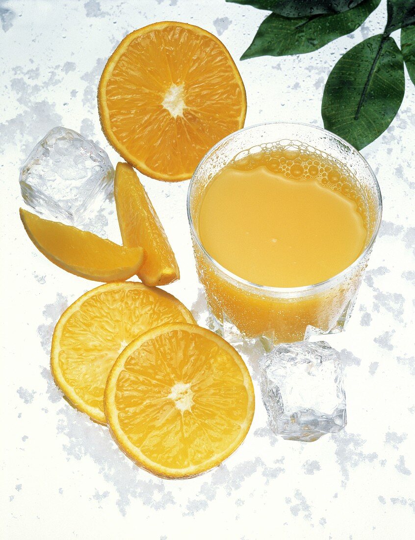 Ein Glas Orangensaft, Orangenscheiben & Eis