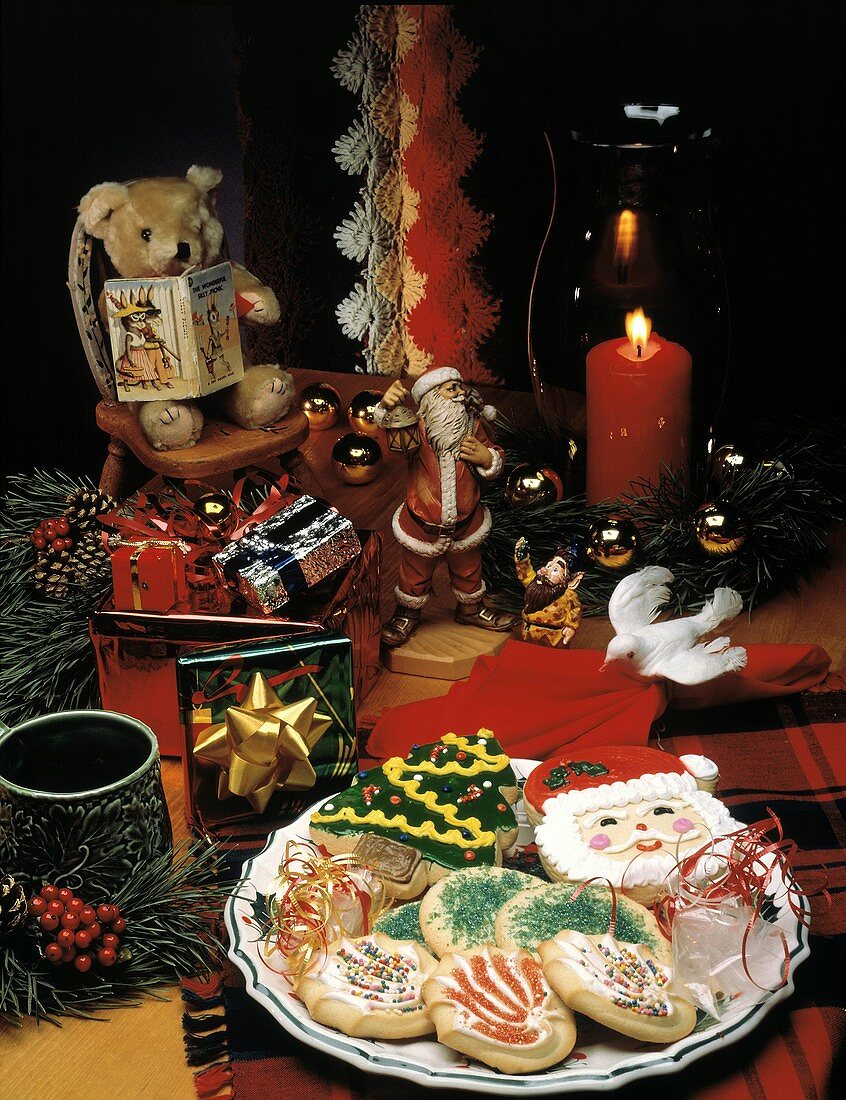 Weihnachtsplätzchen auf Teller, umgeben von Weihnachtsdeko