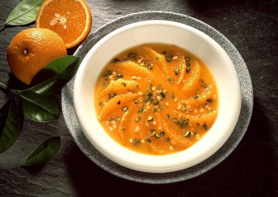 Orangensuppe mit Pistazien