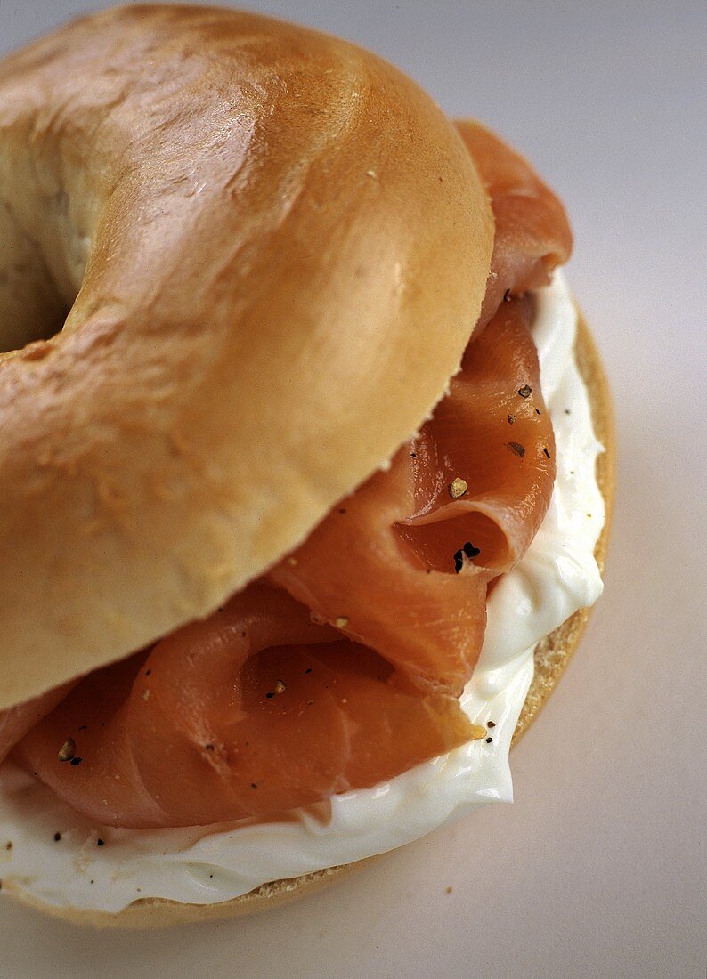 Bagel mit Frischkäse und geräuchertem Lachs