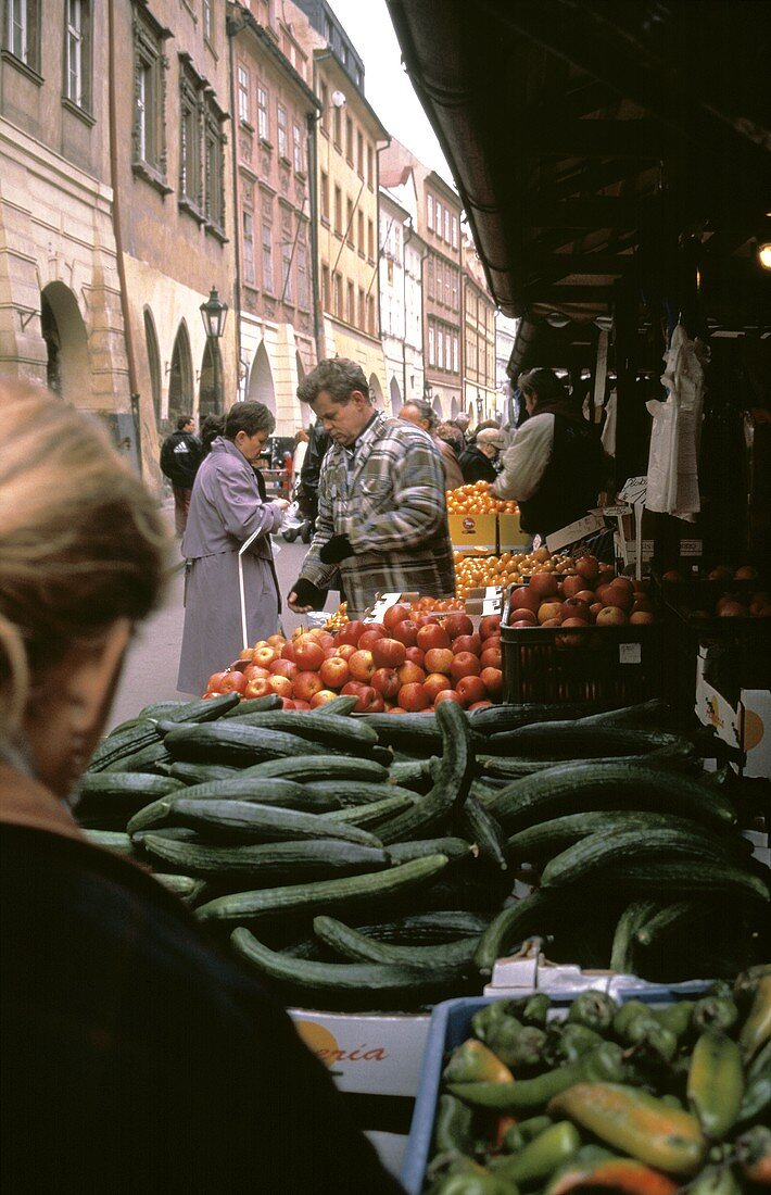 Gemüse- und Obstmarkt auf einer Strasse in Prag