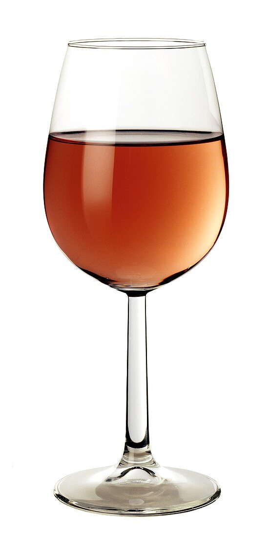 Ein Glas Rosewein vor hellem Hintergrund