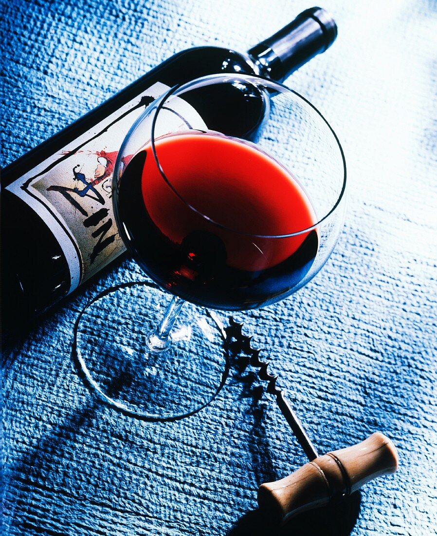Zinfandel Rotwein in Glas und Flasche; Korkenzieher