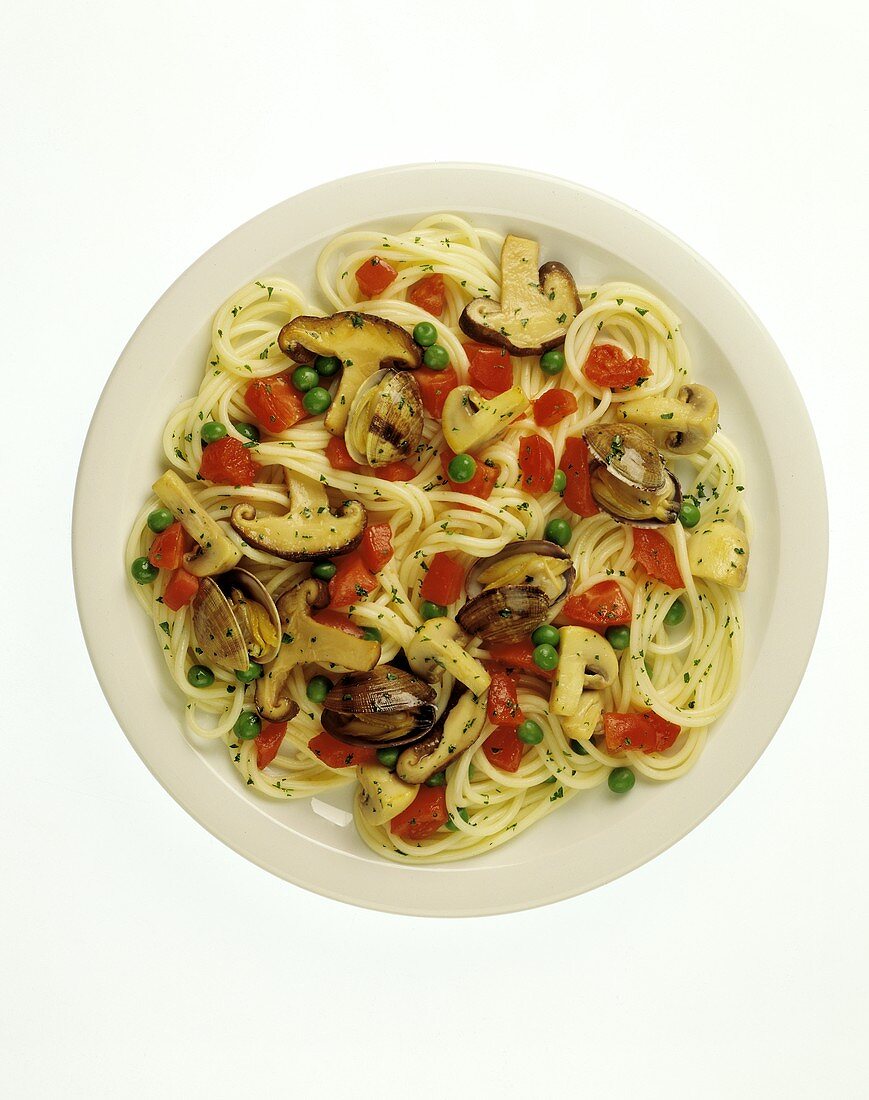 Spaghetti alla tolentina (Spaghetti with mushrooms and seafood)