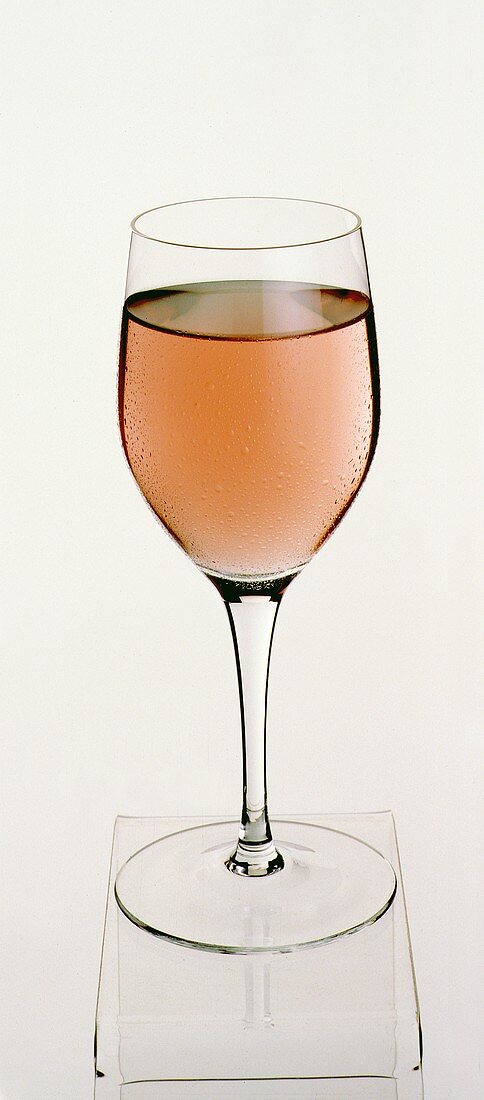 Ein Glas Rosewein vor weißem Hintergrund