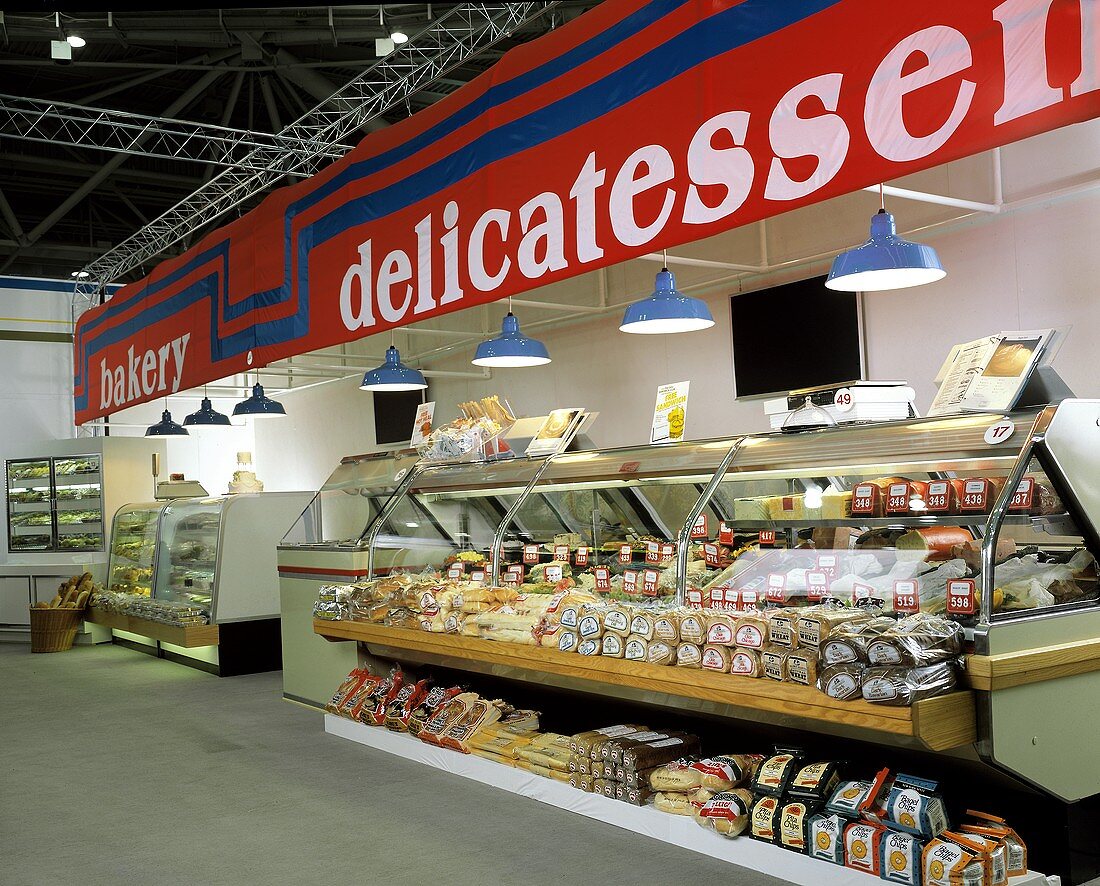 Wurst- und Brotabteilung in einem amerikanischen Supermarkt