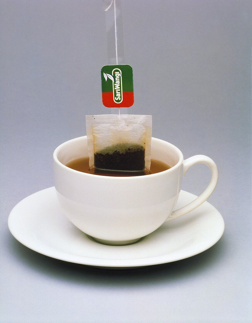 Eine Tasse Tee mit eingetauchtem Teebeutel