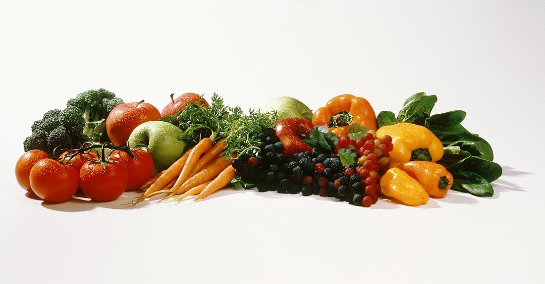Frisches Gemüse und Obst mit Wassertropfen