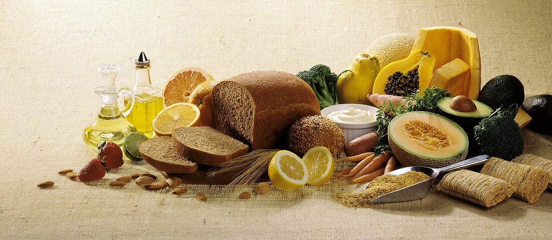 Stillleben mit Brot, Getreide, Gemüse, Obst, Nüssen und Öl