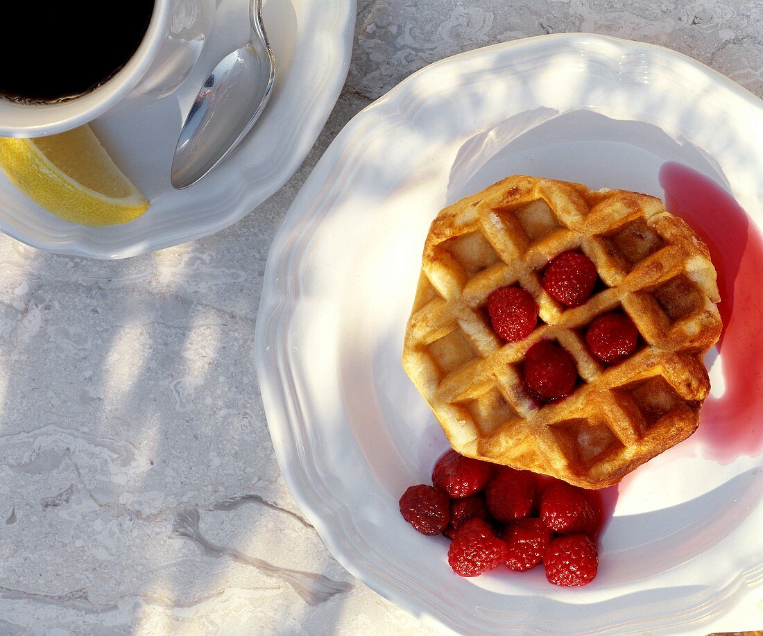 Waffel mit Himbeeren und Himbeersauce; Tee