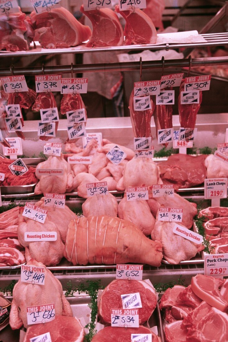 Frisches Fleisch und Geflügel auf einem Markt in London