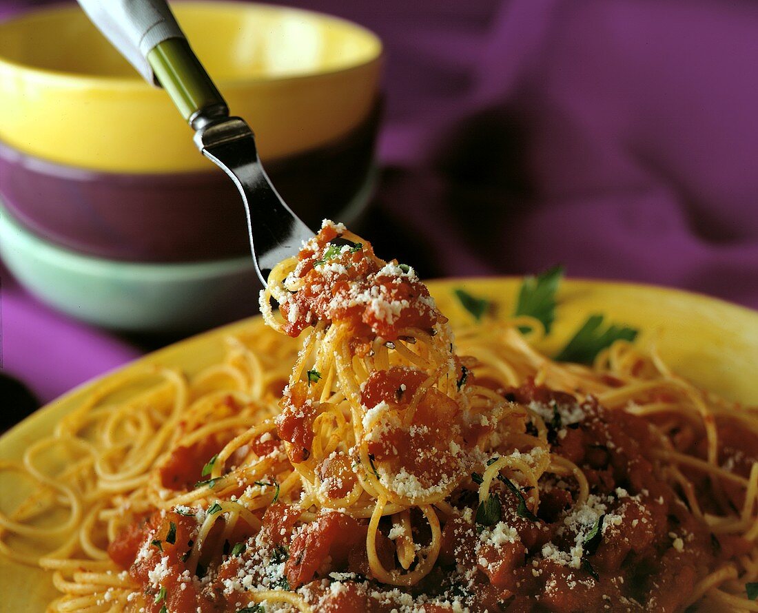 Spaghetti al pomodoro (Nudeln mit Tomatensauce & Parmesan)