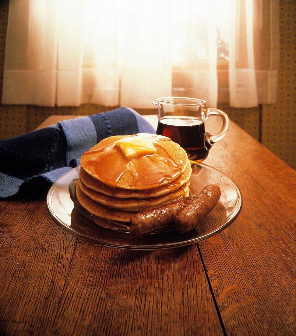 Pancakes mit Ahornsirup und Bratwürstchen