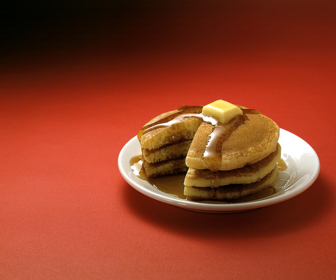 Pancakes mit Butter und Ahornsirup