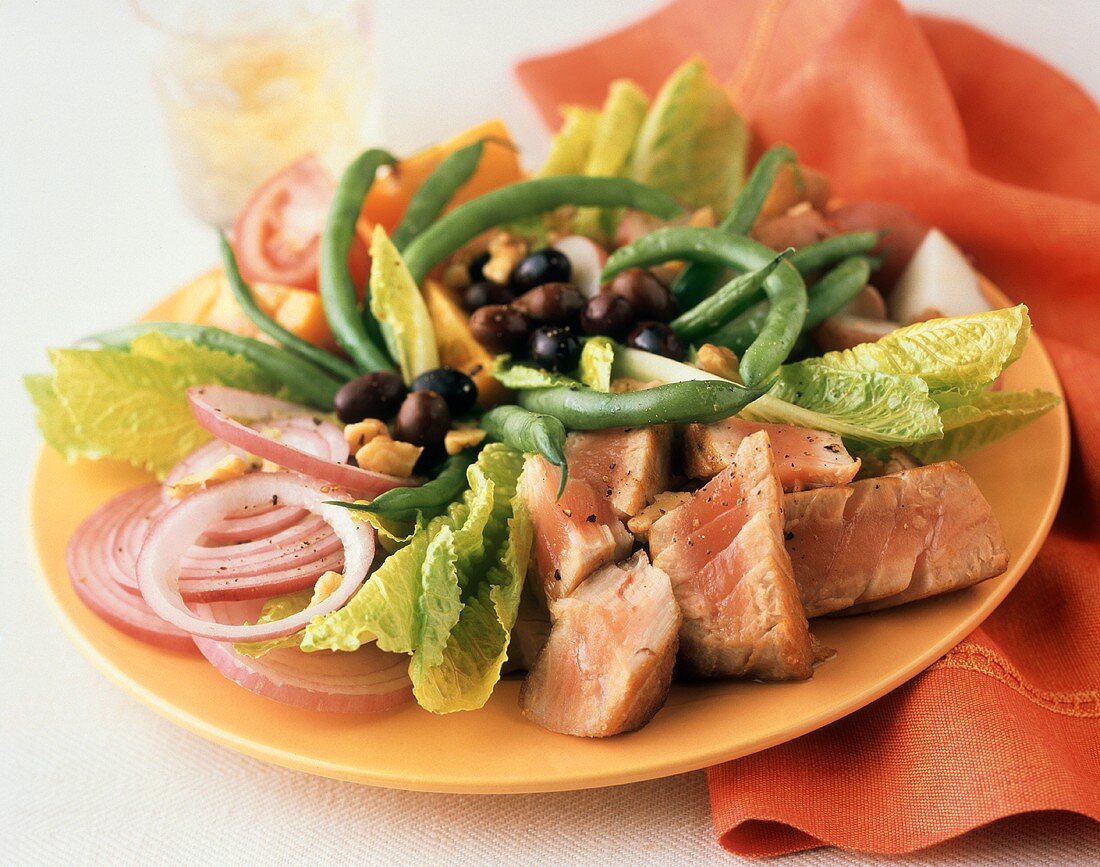 Nizzasalat mit Thunfisch, Bohnen und Oliven