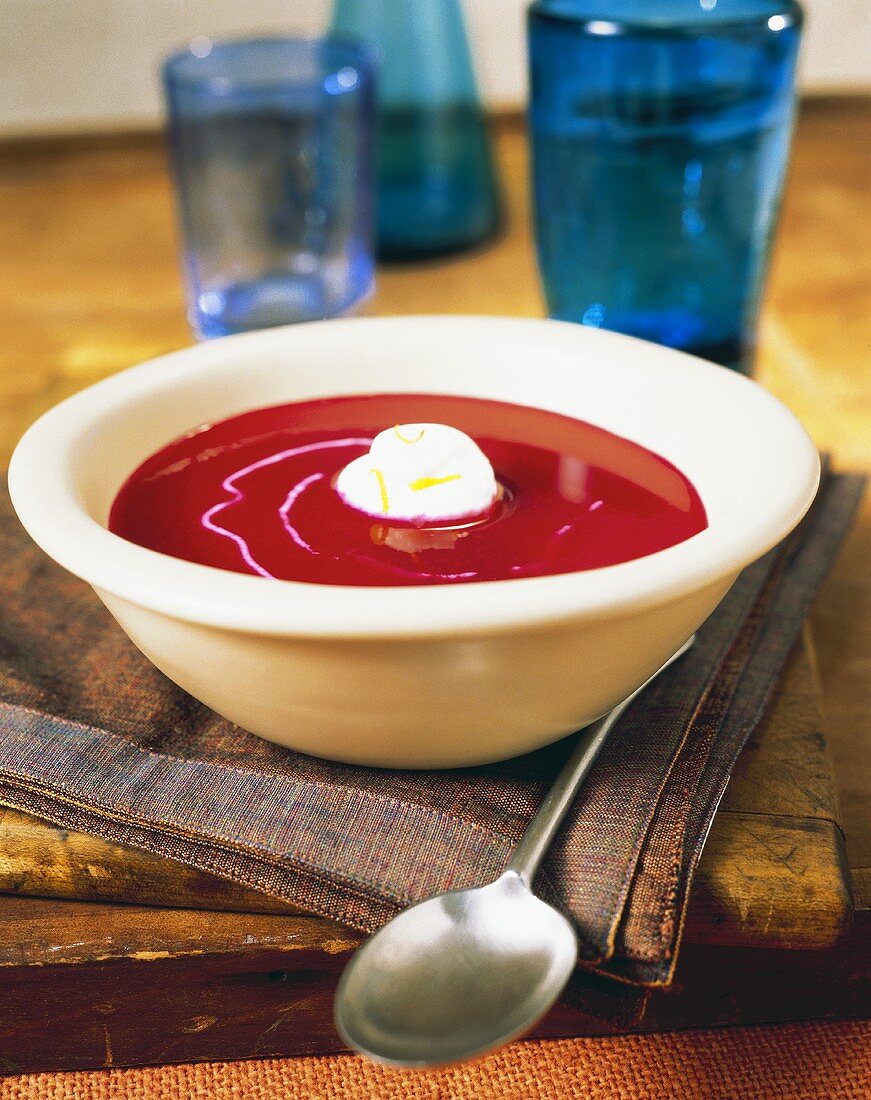 Rote Bete Suppe mit einem Klecks saurer Sahne