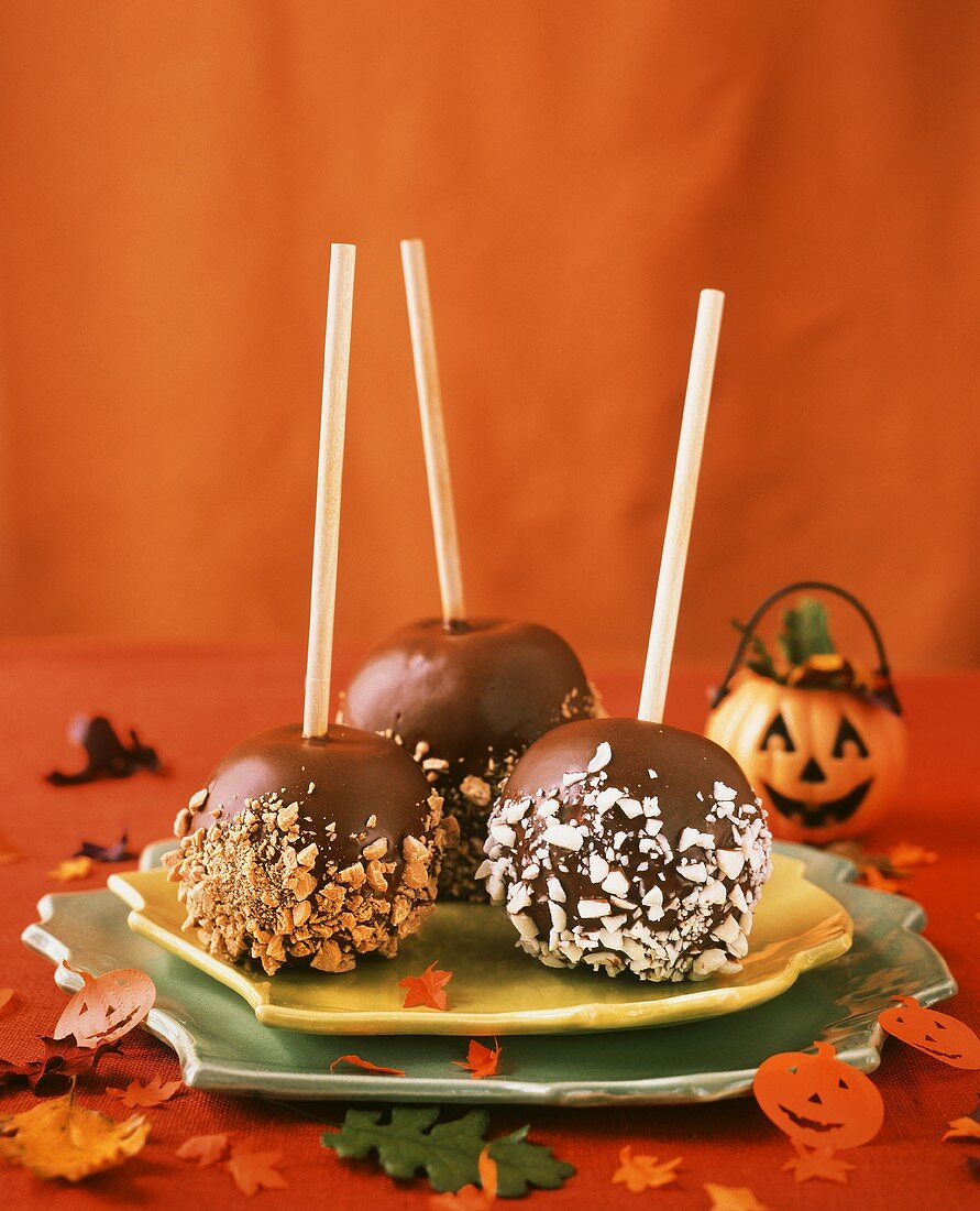 Schokoladenäpfel mit gehackten Nüssen zu Halloween