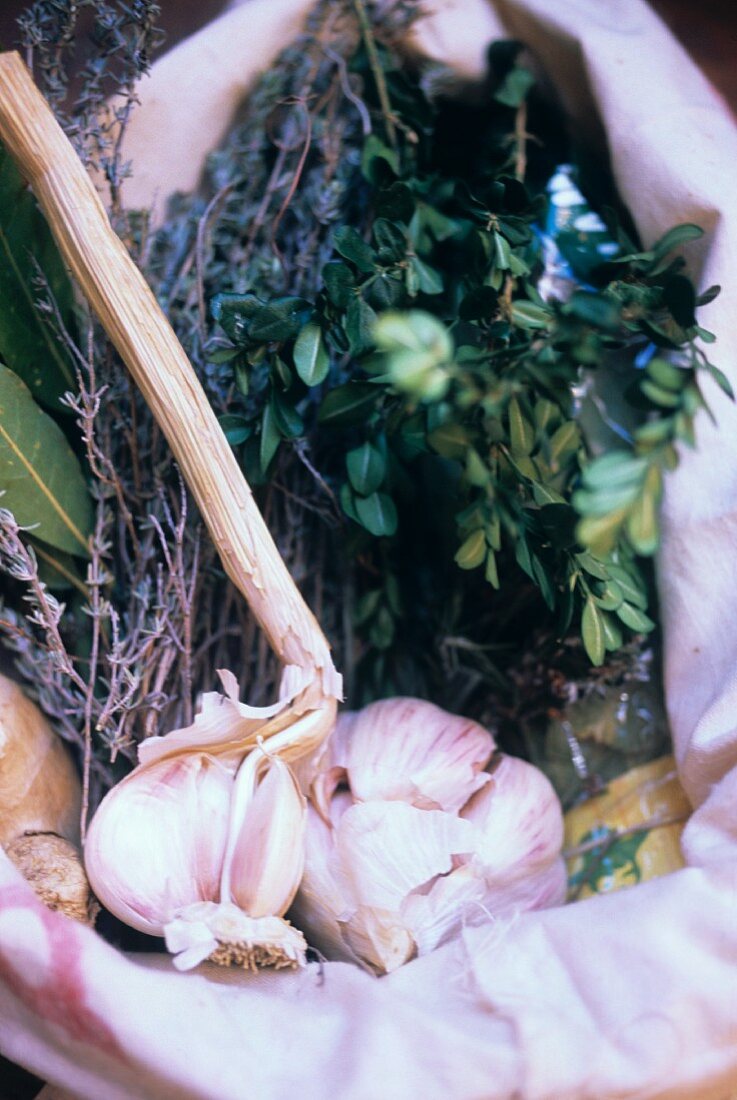 Frischer Knoblauch, Salbei und Thymian