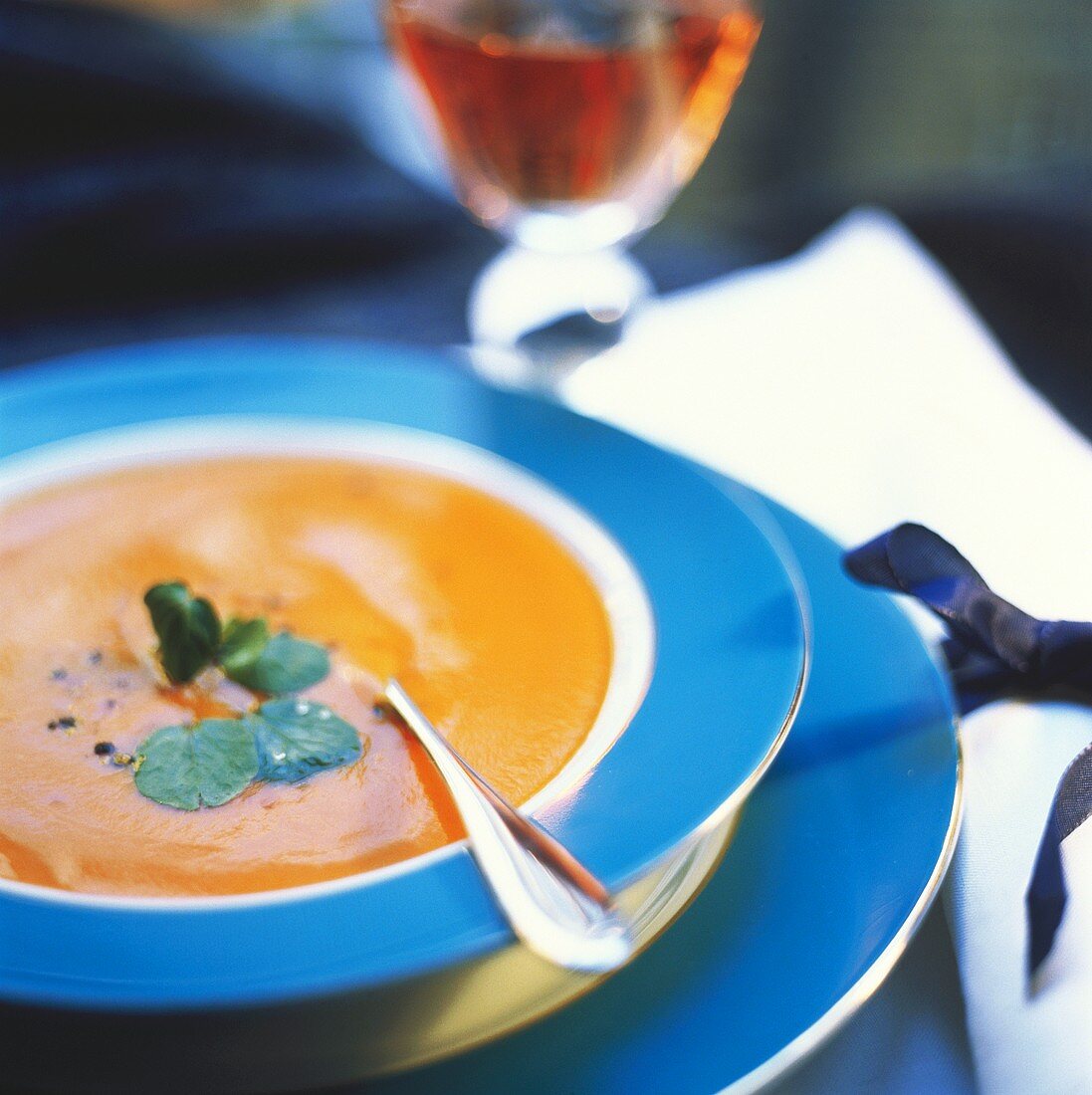 Tomatensuppe in tiefem Teller