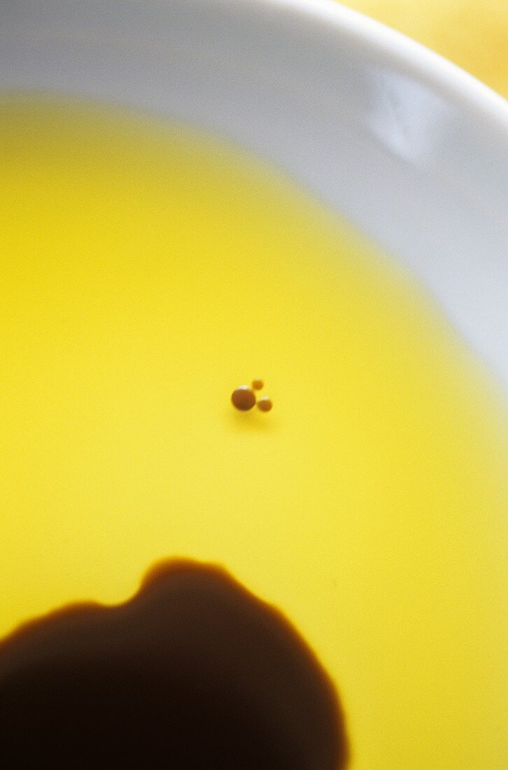 Olivenöl mit Balsamico im Schälchen (Ausschnitt)