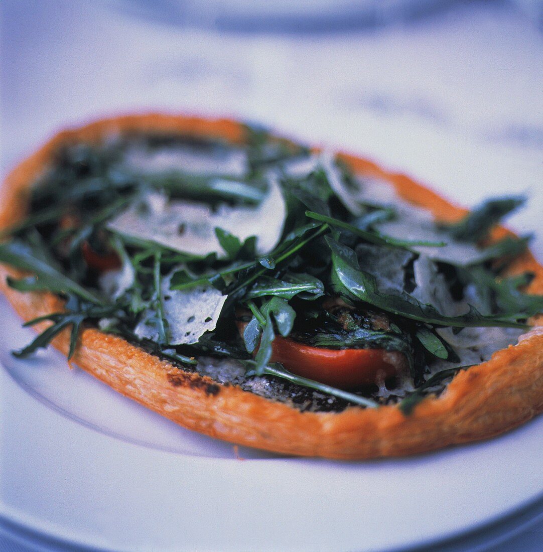 Pizza con la rucola (Rucola-Pizza mit Tomaten & Parmesan)