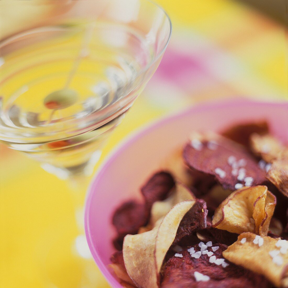 Gemüsechips und ein Glas Martini