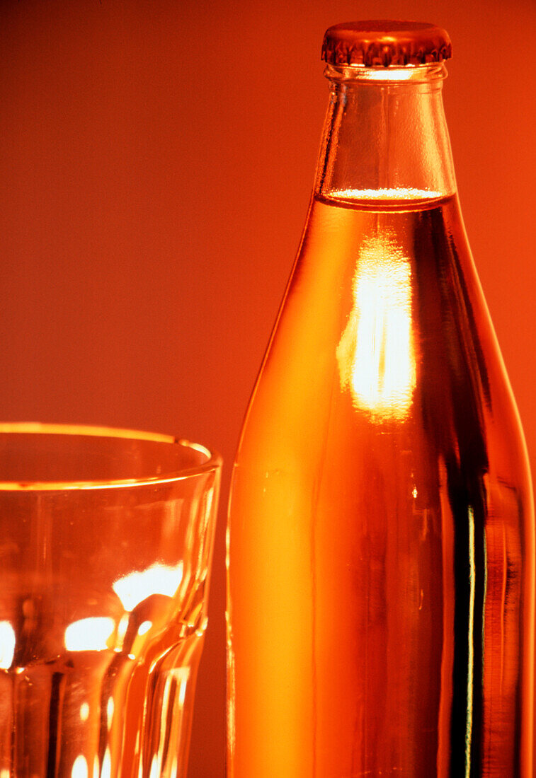 Apfelsaft in einer Flasche; Glas