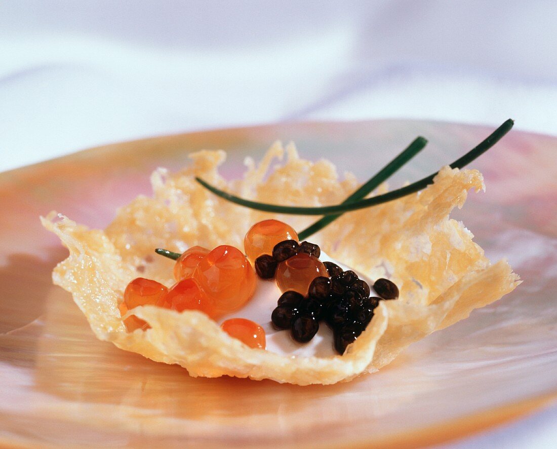 Kaviar mit saurer Sahne auf Teigblatt