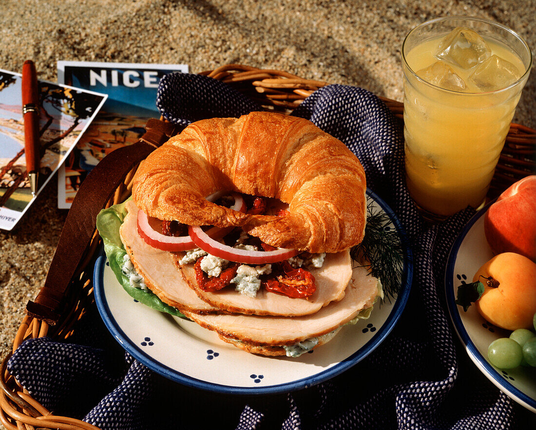 Croissant mit Schinken am Strand