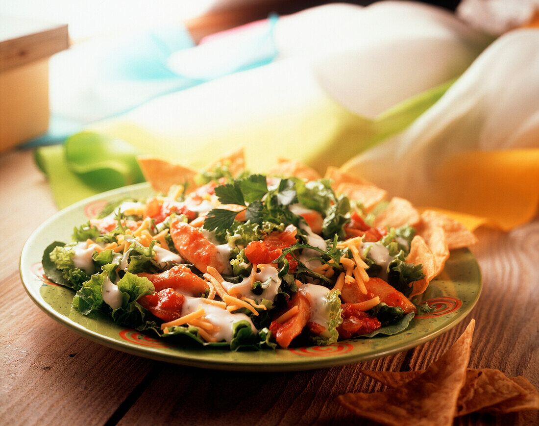 Gemischter Salat mit Hähnchen und Käsestreifen