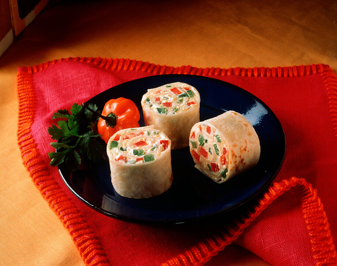 Würzige Tortillaröllchen mit Paprika-Frischkäse-Füllung