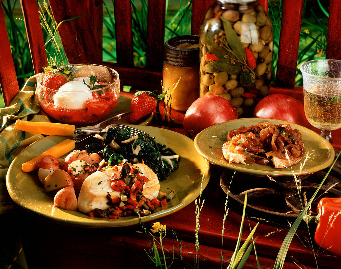 Picknick-Menü mit Fisch, Erdbeerdessert und Zwiebelbrot