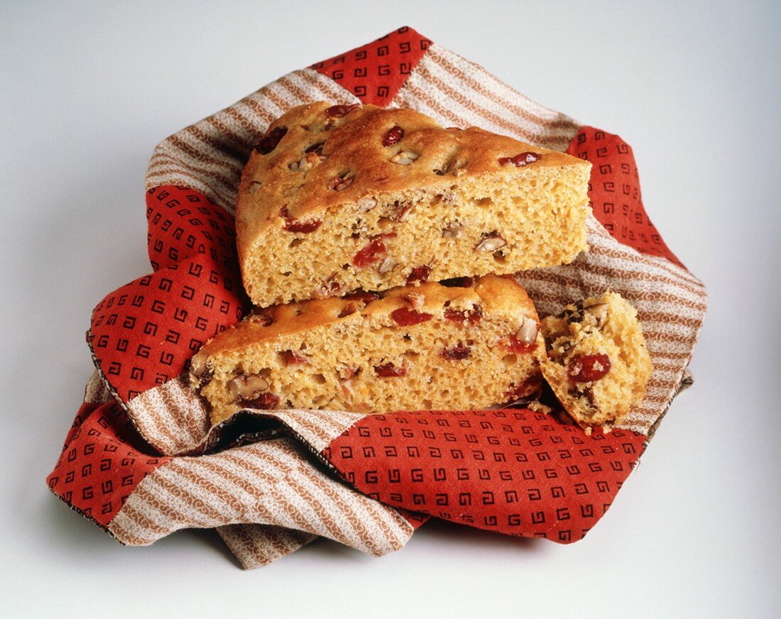 Cranberry-Walnuss-Brot auf Tuch