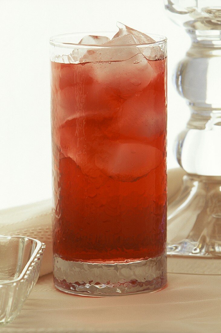 Ein Glas Cranberry-Saft mit Eis