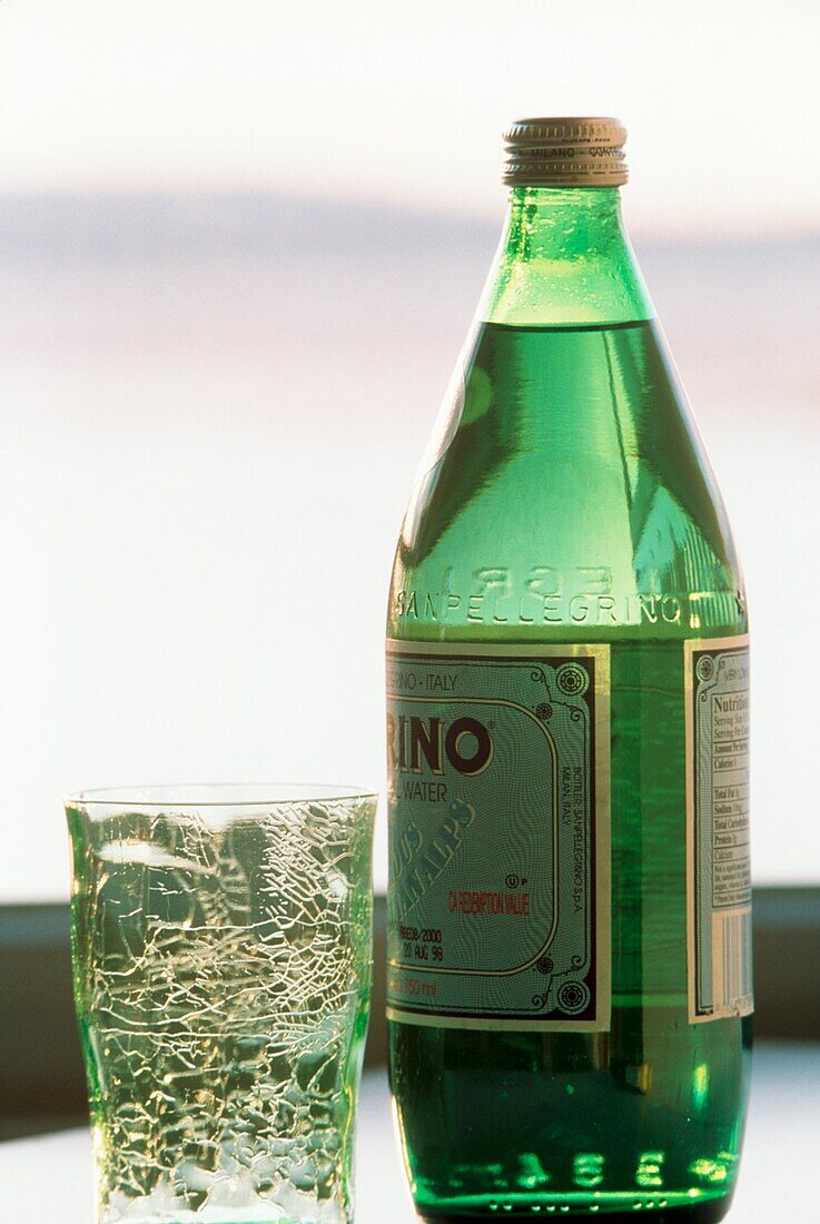 San Pellegrino Mineralwasser in Flasche und Glas