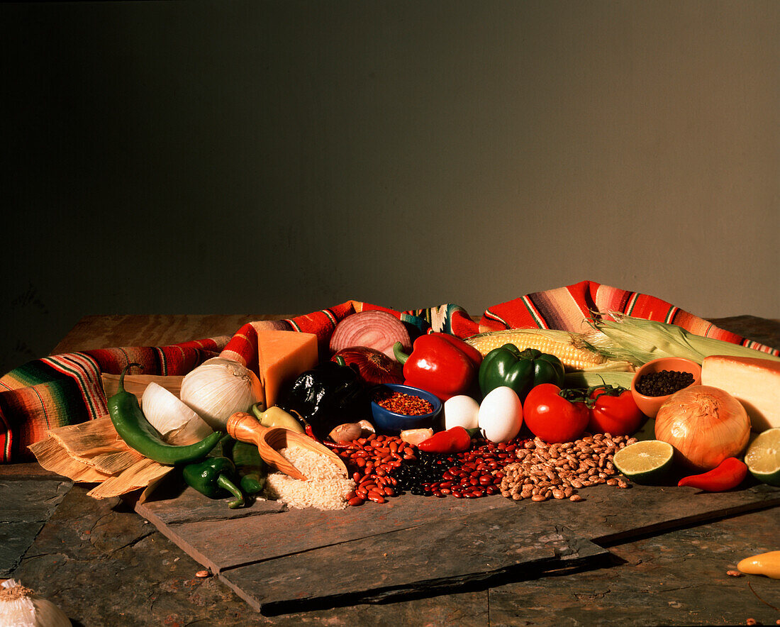 Zutaten für mexikanische Gerichte: Gemüse, Mais, Gewürze