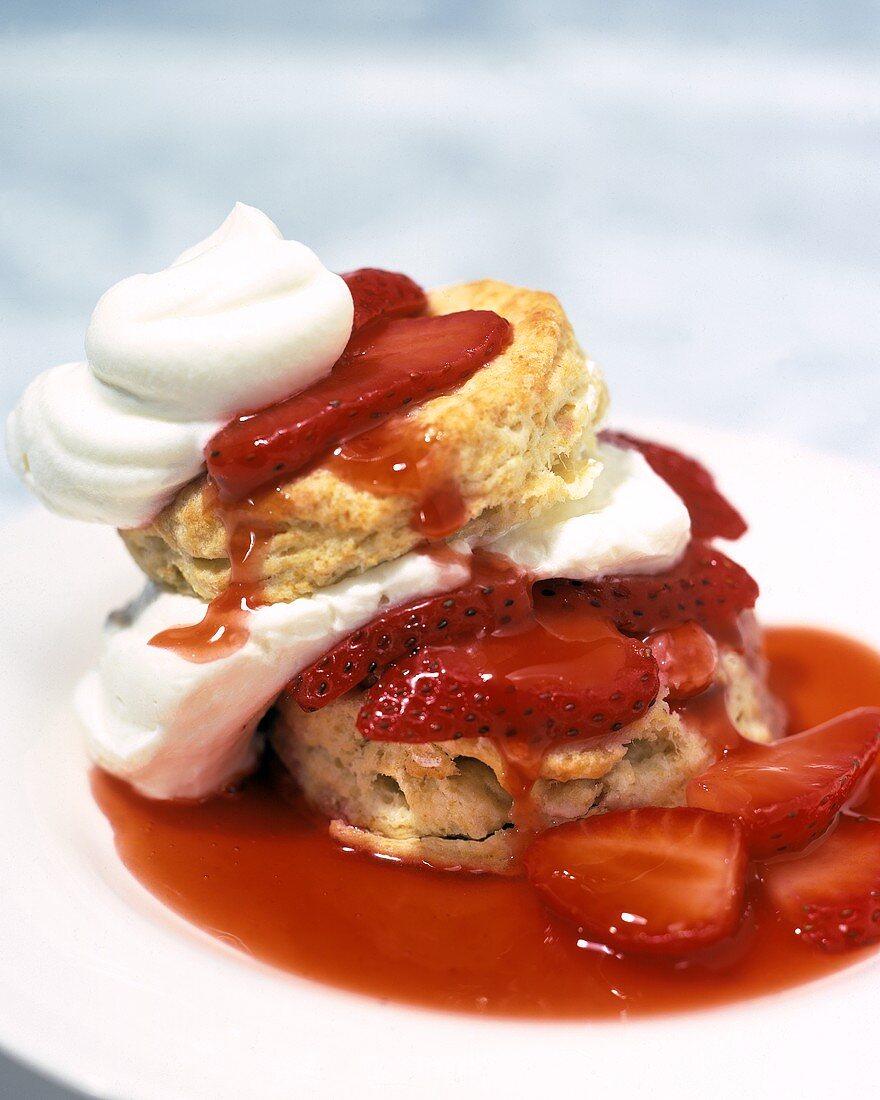 Erdbeerkuchen (Strawberry Shortcake) mit Sahne