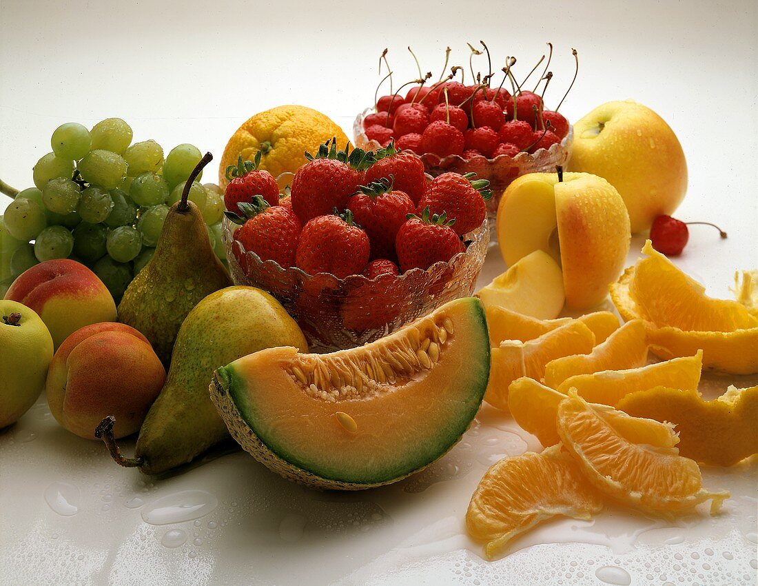 Verschiedene frische Früchte (Erdbeeren, Melone, Äpfel etc.)
