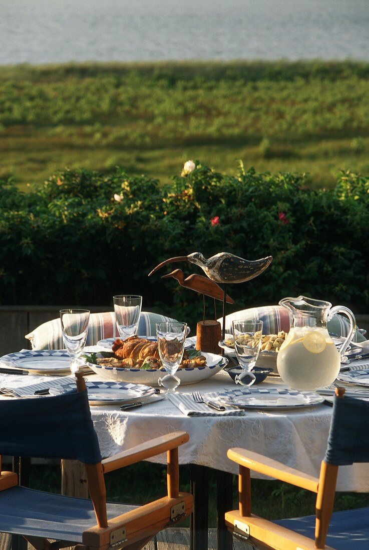 Gedeckter Tisch im Freien mit Meeresblick