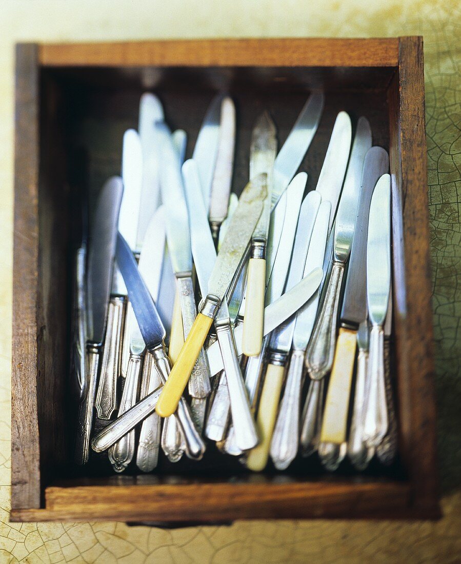 Viele Messer in einer Schublade
