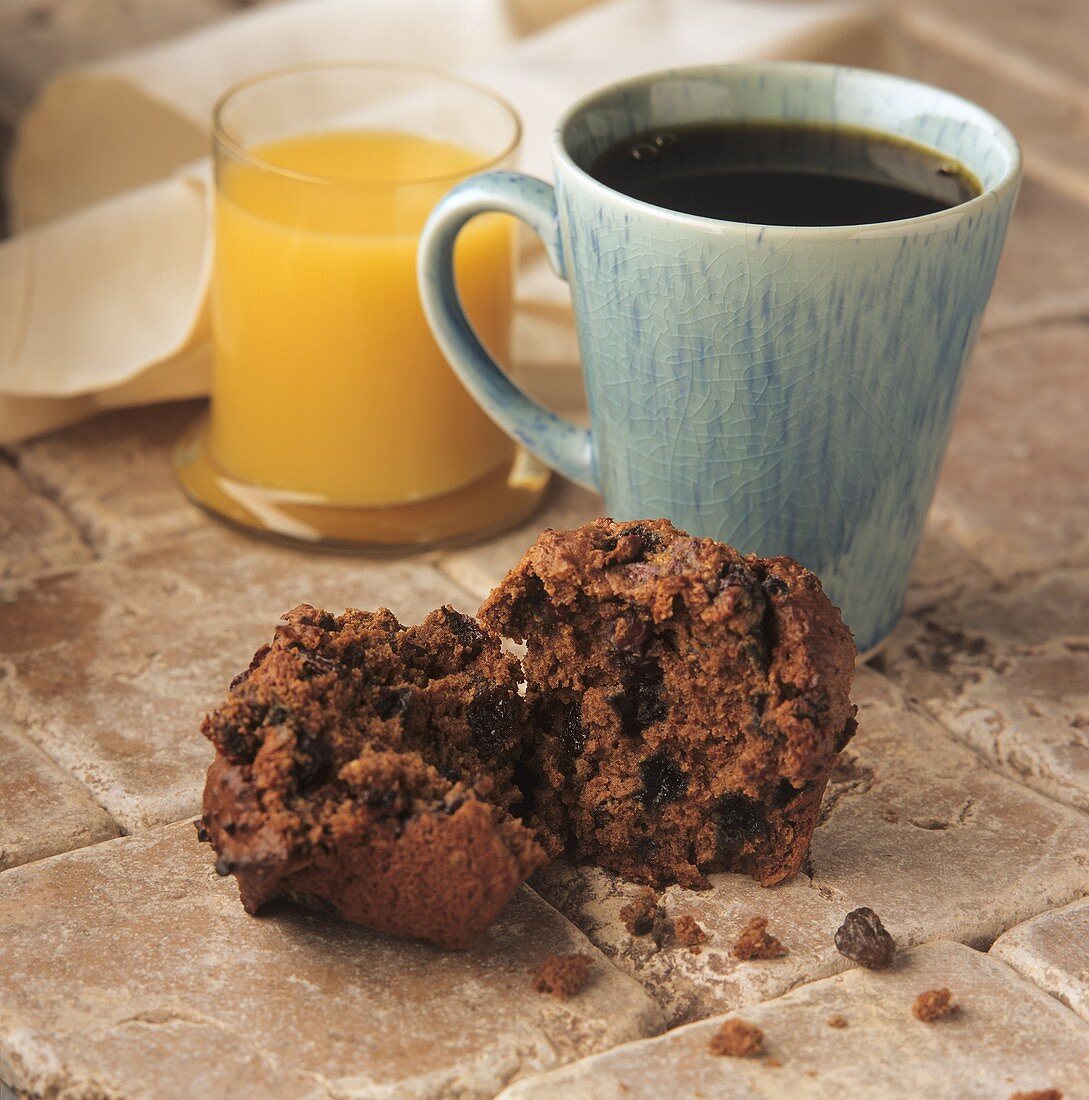 Zimt-Rosinen-Muffin mit Kaffee und Orangensaft