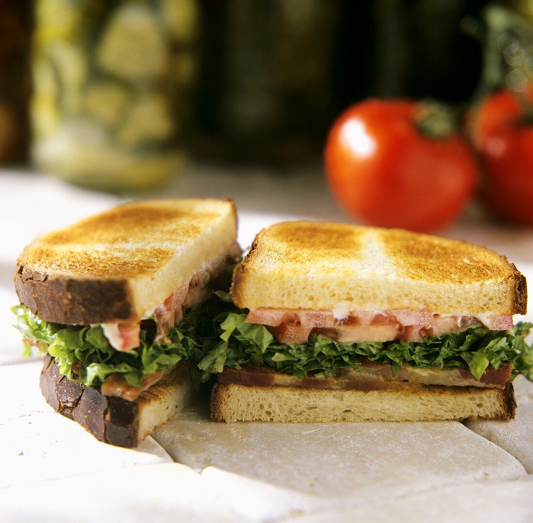 BLT-Sandwich - Sandwich mit Bacon, Lettuce (Salat), Tomaten