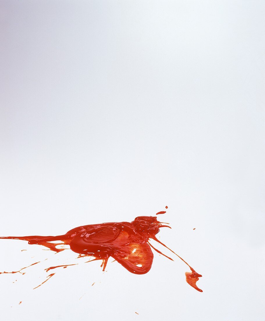 Ketchup-Fleck auf weißem Untergrund