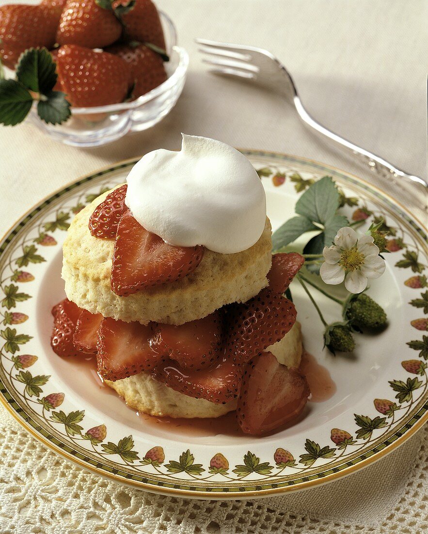 Strawberry Shortcake mit Sahneklecks