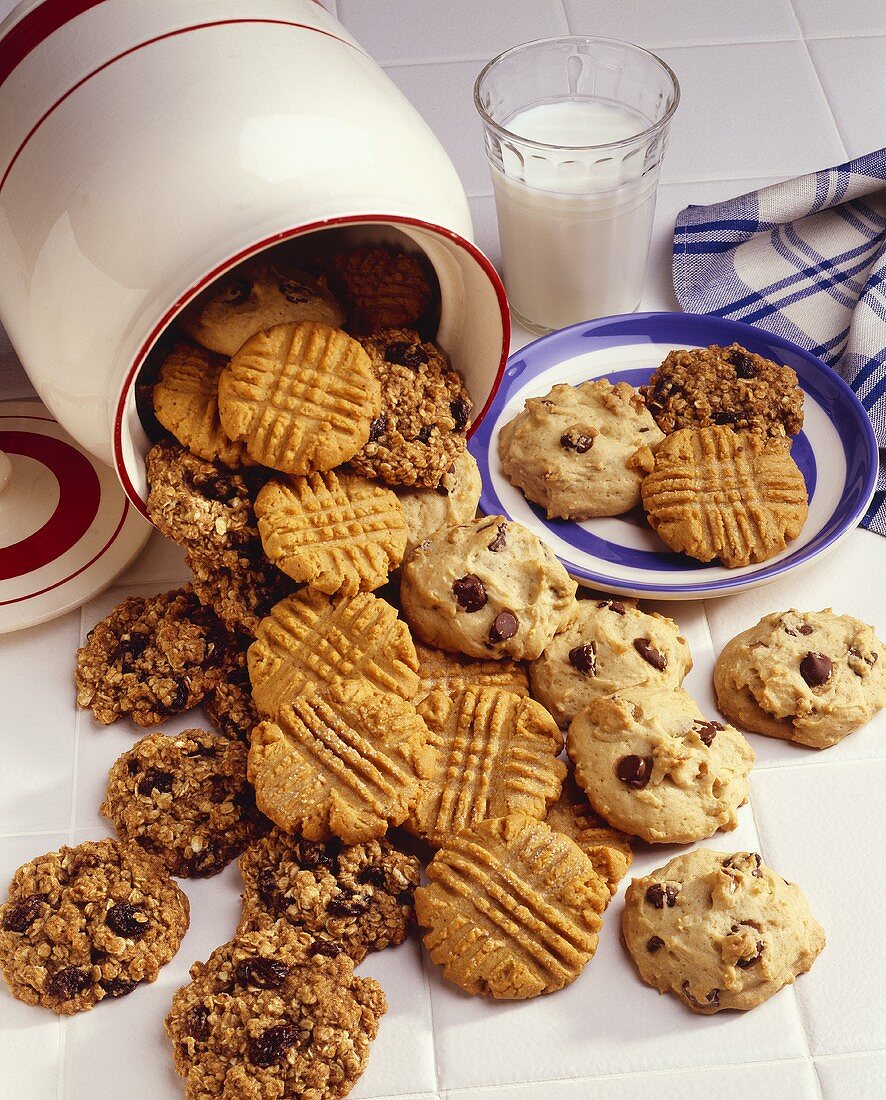 Verschiedene Cookies fallen aus Dose