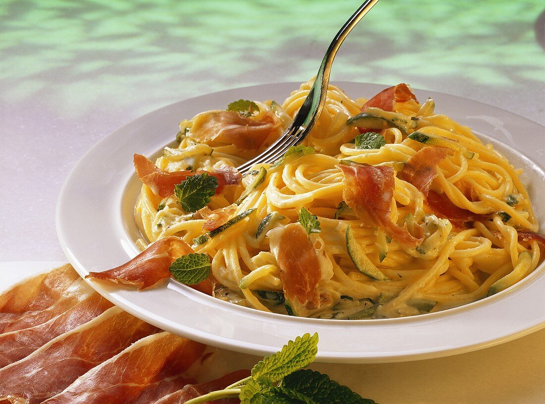 Spaghetti milanesi (Spaghetti mit Zucchini-Zitronen-Sauce)