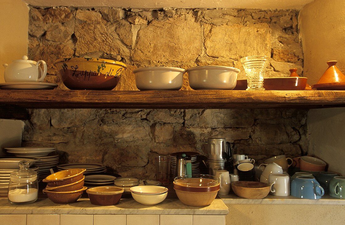 Geschirr in einer toskanischen Küche