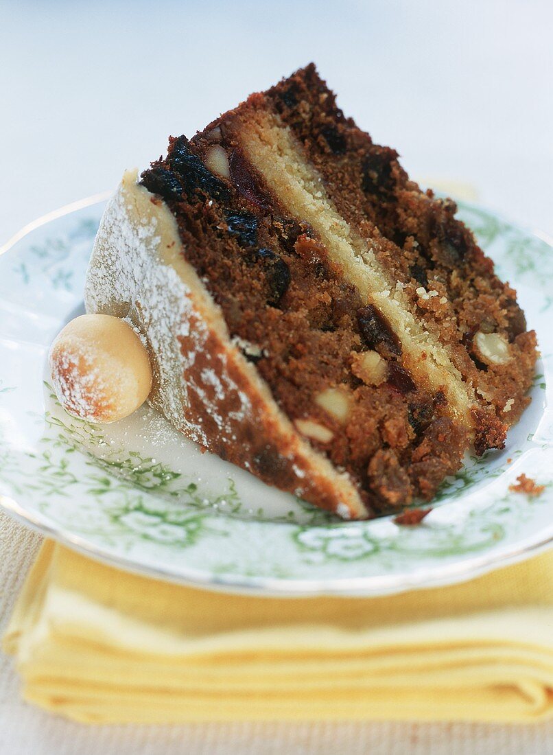 Ein Stück Simnel Cake (Früchtekuchen mit Marzipan)