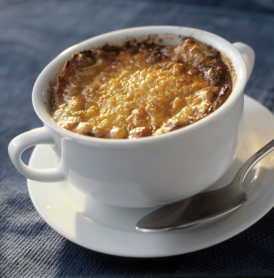 Zwiebelsuppe in weisser Suppentasse